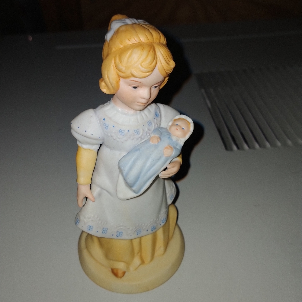 1981 Avon "A Mothers Love" Figurine